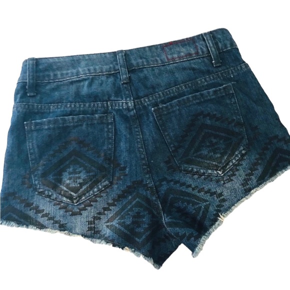 Adam Levine Collection Cutoff Denim Shorts Aztec Design - Picture 3 of 9